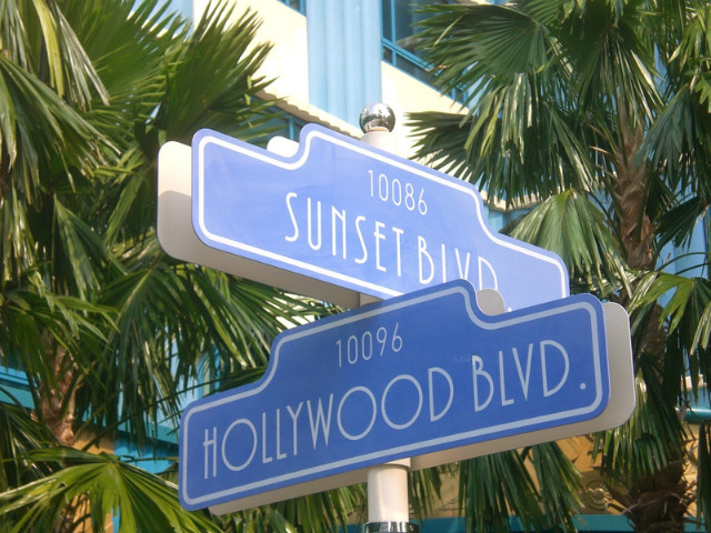 HK_Disney's_Hollywood_Hotel_garden_SUNSET_BLVD_road_signs.JPG